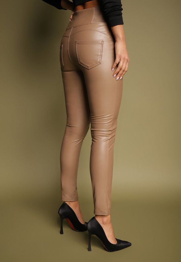 Renee - Ciemnobeżowe Legginsy z Imitacji Skóry High Waist z Ociepleniem Felilith. Okazja: na co dzień. Stan: podwyższony. Kolor: beżowy. Materiał: skóra. Długość: długie. Sezon: jesień. Styl: elegancki, casual