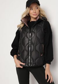 Born2be - Czarna Pikowana Kamizelka z Odpinanym Kapturem i Ściągaczami Liosta. Okazja: na co dzień, na spotkanie biznesowe. Kolor: czarny. Materiał: jeans. Styl: casual, biznesowy #6