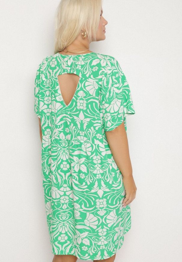 Born2be - Zielona Pudełkowa Sukienka z Wiskozy w Kwiaty z Guzikami Liramiree. Okazja: na spacer, na imprezę, na co dzień. Kolor: zielony. Materiał: wiskoza. Wzór: kwiaty. Typ sukienki: proste. Styl: klasyczny, casual, elegancki