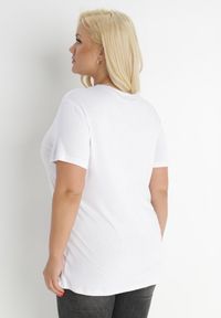 Born2be - Biały T-shirt Ionane. Kolekcja: plus size. Kolor: biały. Materiał: jeans. Długość: krótkie. Wzór: napisy #6