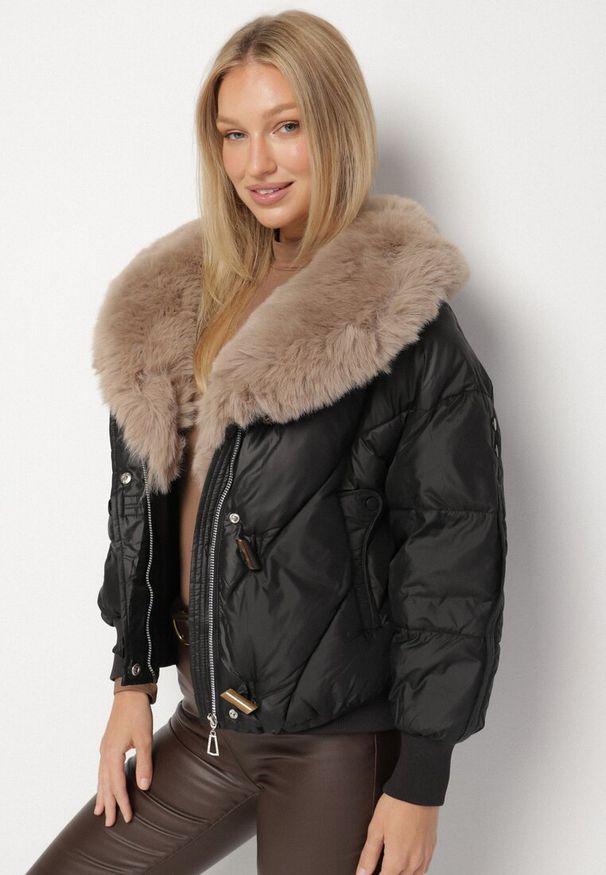 Born2be - Czarna Pikowana Kurtka o Pudełkowym Kroju z Kapturem z Futerkiem Rivitta. Okazja: do pracy, na co dzień, na spotkanie biznesowe. Typ kołnierza: kaptur. Kolor: czarny. Materiał: futro. Wzór: paski, aplikacja. Styl: elegancki, biznesowy, klasyczny, casual