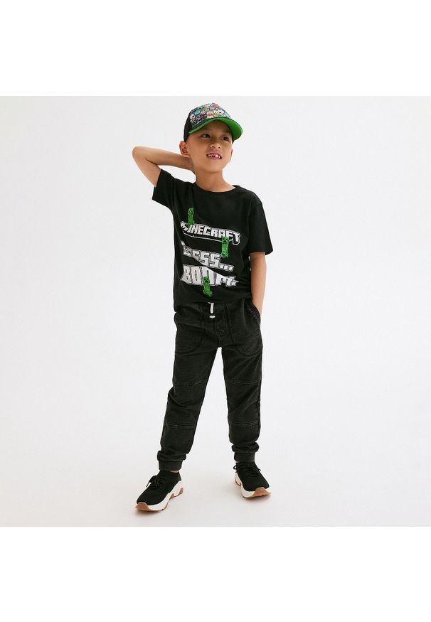 Reserved - Dresowe spodnie z efektem sprania - Czarny. Kolor: czarny. Materiał: dresówka