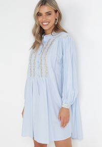 Born2be - Niebieska Pudełkowa Sukienka Mini z Ozdobnym Haftem Rosenwyn. Kolor: niebieski. Długość rękawa: długi rękaw. Wzór: haft. Długość: mini #1