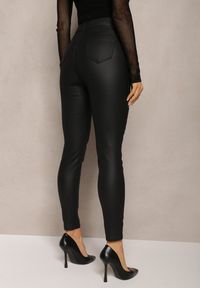 Renee - Czarne Spodnie Skinny z Imitacji Skóry Ozdobione Suwakami Finarindra. Kolor: czarny. Materiał: skóra. Wzór: aplikacja