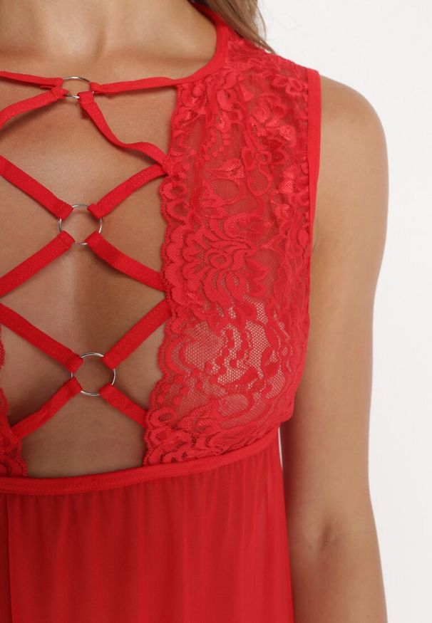 Born2be - Czerwona Koszula Nocna z Siateczki Ozdobiona Koronką i Wiązaniem oraz Stringi Roberitte. Kolor: czerwony. Materiał: koronka. Wzór: koronka, aplikacja