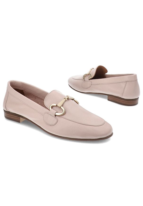 Różowe Półbuty Venezia Modne Obuwie Damskie. Okazja: na spotkanie biznesowe, do pracy. Kolor: różowy. Materiał: skóra. Sezon: lato. Obcas: na obcasie. Styl: biznesowy, elegancki, klasyczny. Wysokość obcasa: niski