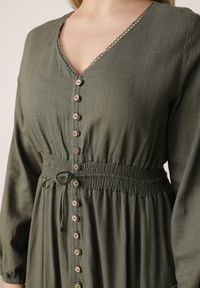 Born2be - Zielona Rozkloszowana Sukienka z Lnem i Wiskozą Zdobiona Guzikami Maitiella. Okazja: na co dzień. Typ kołnierza: dekolt w kształcie V. Kolor: zielony. Materiał: wiskoza, len. Długość rękawa: długi rękaw. Wzór: aplikacja. Sezon: wiosna, lato. Styl: casual, elegancki #7