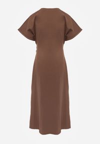 Renee - Brązowa Rozkloszowana Sukienka Zdobiona Drapowaniem w Talii i Rozcięciem Uziola. Okazja: na co dzień. Kolor: brązowy. Wzór: aplikacja. Typ sukienki: proste. Styl: casual #8