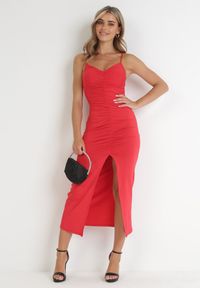 Born2be - Czerwona Dopasowana Sukienka Midi z Marszczeniem i Rozcięciem Heidrun. Kolor: czerwony. Długość rękawa: na ramiączkach. Długość: midi #4