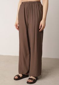 Born2be - Ciemnobeżowy Wiskozowy Komplet Spodnie i Bluzka Koszulowa z Wiązaniem w Talii Irinryss. Kolor: beżowy. Materiał: wiskoza #6