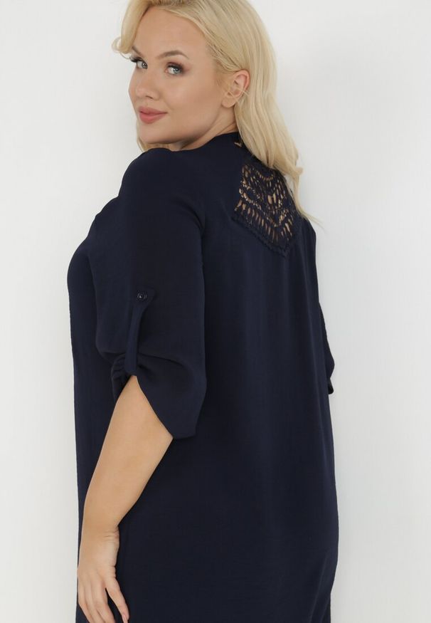 Born2be - Granatowa Sukienka Meganie. Kolekcja: plus size. Kolor: niebieski. Materiał: koronka. Długość rękawa: długi rękaw. Wzór: koronka, gładki. Typ sukienki: dla puszystych. Styl: elegancki. Długość: midi