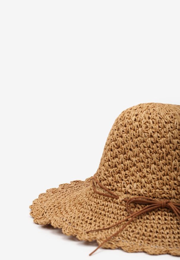 Born2be - Ciemnobeżowy Delikatny Kapelusz z Ozdobnym Rondem i Kokardką Tokimo. Kolor: beżowy. Materiał: len. Styl: elegancki