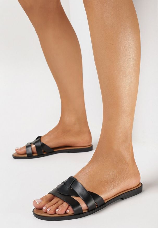 Born2be - Czarne Klapki z Przeplatanymi Paskami Velarimas. Kolor: czarny. Sezon: lato