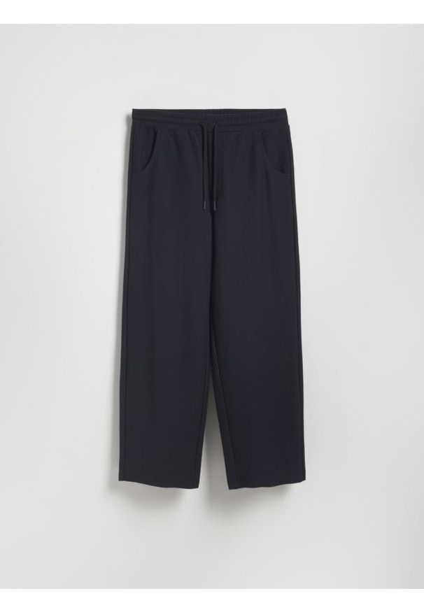 Reserved - Spodnie wide leg z wiązaniem - granatowy. Kolor: niebieski. Materiał: dzianina, bawełna