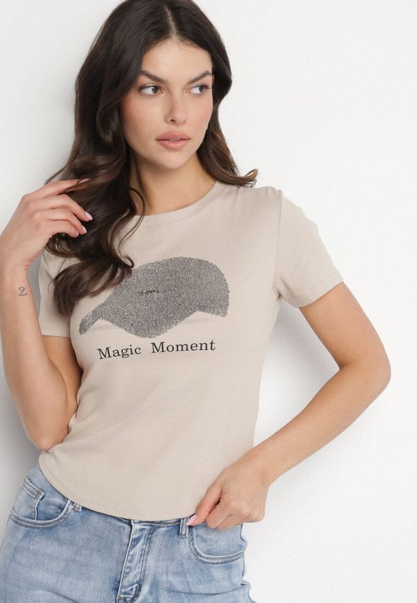 Born2be - Beżowy T-shirt z Bawełny z Nadrukiem Czapki i Cyrkoniami Penilna. Okazja: na co dzień. Kolor: beżowy. Materiał: bawełna. Wzór: nadruk. Styl: klasyczny, casual