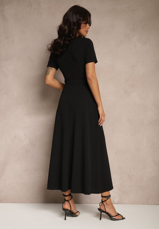 Renee - Czarna Sukienka o Rozkloszowanym Kroju z Ozdobnym Paskiem Desiliena. Okazja: na co dzień. Kolor: czarny. Materiał: denim. Typ sukienki: rozkloszowane. Styl: casual, elegancki, klasyczny