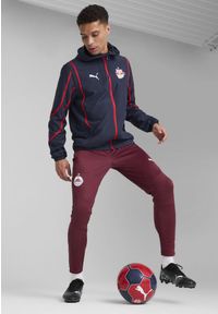 Puma - Męska kurtka przedmeczowa z tkaniny FC Red Bull Salzburg PUMA Club Navy Red Blue. Kolor: niebieski, czerwony, wielokolorowy. Materiał: tkanina. Sport: piłka nożna