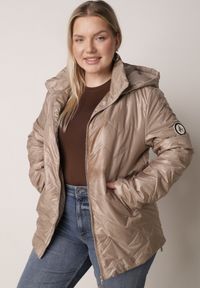 Born2be - Ciemnobeżowa Pikowana Kurtka Przejściowa o Prostym Kroju z Kapturem Vimoris. Okazja: na spacer, na co dzień. Typ kołnierza: kaptur. Kolekcja: plus size. Kolor: beżowy. Materiał: poliester, jeans. Styl: casual, elegancki #5