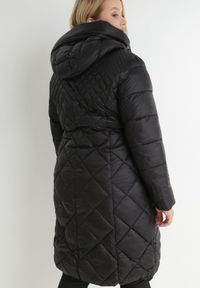 Born2be - Czarna Kurtka Długa Pikowana z Kapturem Conn. Typ kołnierza: kaptur. Kolor: czarny. Długość: długie #4