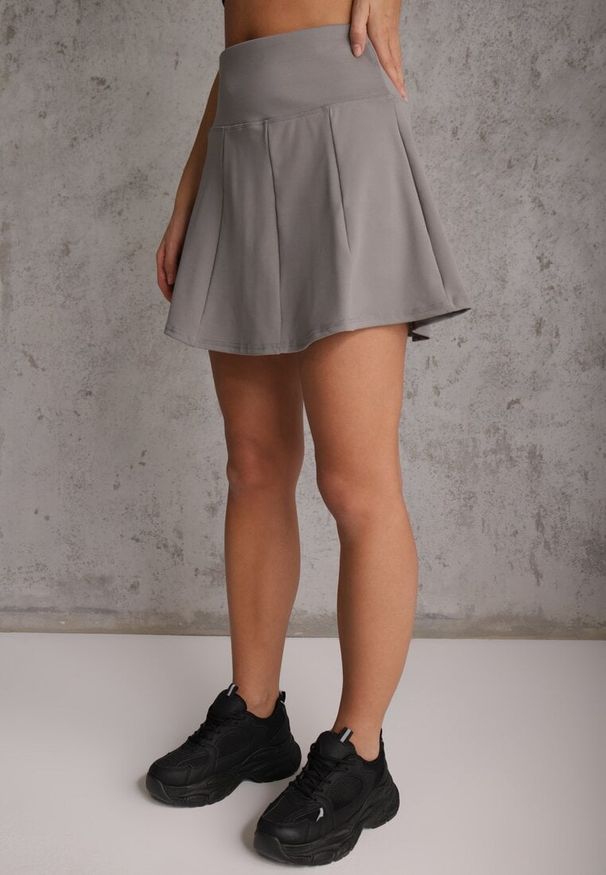 Renee - Ciemnoszare Tenisowe Spódnico-Spodenki z Elastycznego Materiału Natennia. Okazja: na co dzień. Kolor: szary. Materiał: materiał. Styl: sportowy, casual