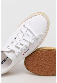 Superga Espadryle kolor biały na platformie. Nosek buta: okrągły. Zapięcie: sznurówki. Kolor: biały. Materiał: materiał. Wzór: gładki. Obcas: na platformie #4