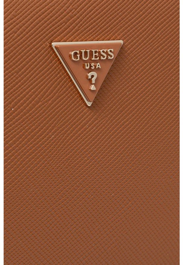 Guess - GUESS Brązowa kopertówka damska Noelle II. Kolor: brązowy. Materiał: skórzane