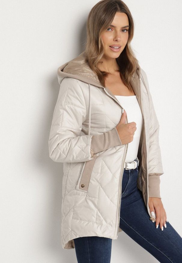 Born2be - Jasnoszara Pikowana Kurtka z Kapturem i Przedłużonym Tyłem Tulara. Okazja: na co dzień. Typ kołnierza: kaptur. Kolor: szary. Materiał: jeans. Wzór: aplikacja. Styl: elegancki, casual