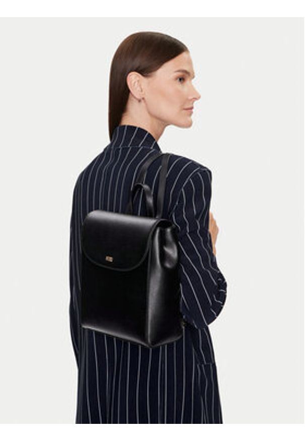 DKNY Plecak Bryant Flap Backpack R21K3R76 Czarny. Kolor: czarny. Materiał: skóra
