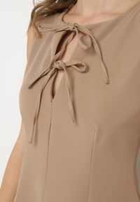 Born2be - Ciemnobeżowa Rozkloszowana Sukienka Bez Rękawów z Ozdobnymi Wiązaniami Avelkio. Okazja: na co dzień, na spacer. Kolor: beżowy. Długość rękawa: bez rękawów. Typ sukienki: rozkloszowane. Styl: casual, elegancki #5