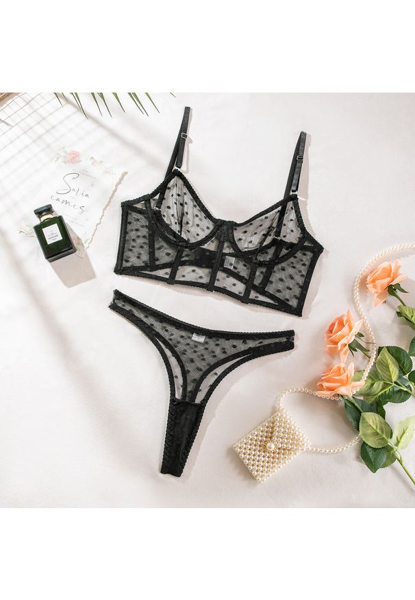 Intica - Komplet bielizny z siateczki z biustonoszem i stringami na romantyczne wieczory Zonda. Kolor: czarny. Materiał: materiał