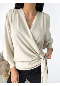 ModnaKiecka.pl - Beżowa Bluzka z Przekładanym Dekoltem 9299-71-A. Okazja: do pracy. Kolor: wielokolorowy, brązowy, beżowy. Materiał: poliester. Długość rękawa: długi rękaw. Długość: długie. Wzór: jednolity. Styl: klasyczny #1