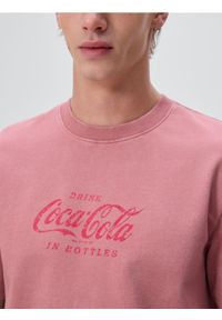 Reserved - T-shirt z nadrukiem Coca-Cola - brudny róż. Kolor: różowy. Materiał: dzianina. Wzór: nadruk #1