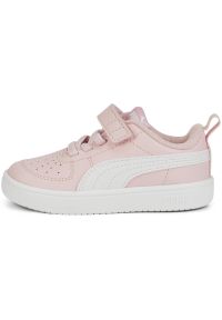 Buty sportowe dziecięce Puma Rickie AC. Kolor: biały, różowy, wielokolorowy. Materiał: skóra, syntetyk. Szerokość cholewki: normalna #1