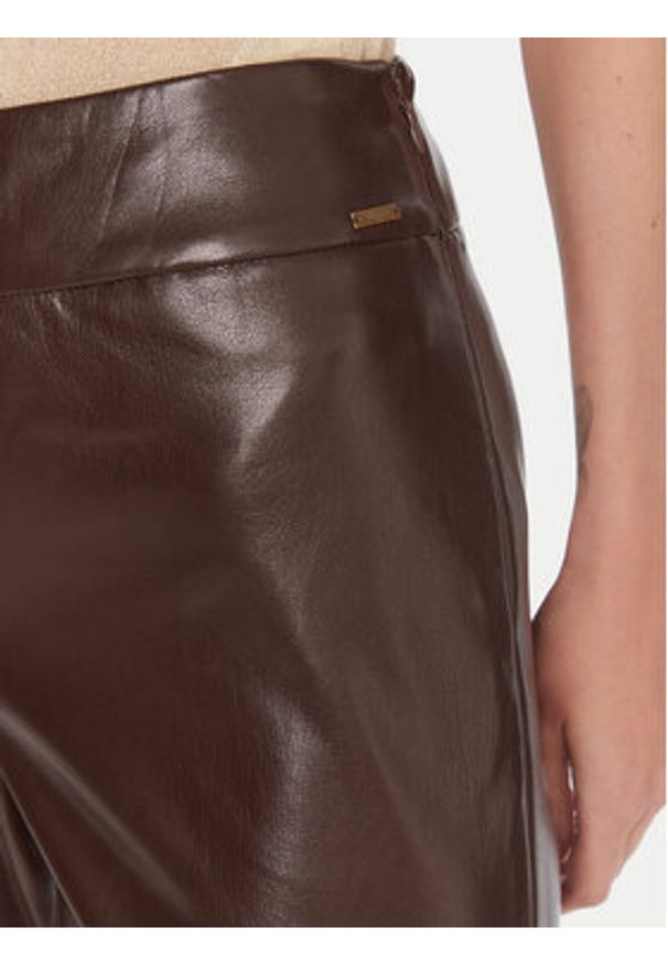 Guess Spodnie z imitacji skóry W4BB18 WGIK0 Czarny Slim Fit. Kolor: czarny. Materiał: syntetyk
