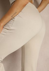 Renee - Beżowe Dresowe Spodnie Flare z Gumką w Pasie Efranaria. Okazja: na co dzień. Kolor: beżowy. Materiał: dresówka. Styl: klasyczny, casual, elegancki