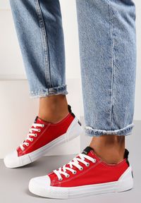 Renee - Czerwone Trampki Rhethiphei. Nosek buta: okrągły. Kolor: czerwony. Materiał: guma, jeans, materiał. Szerokość cholewki: normalna. Wzór: aplikacja, kolorowy