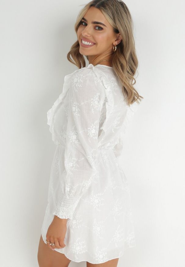 Born2be - Biała Sukienka z Haftowanej Tkaniny z Gumką w Pasie Micromi. Typ kołnierza: kołnierz z falbankami. Kolor: biały. Materiał: tkanina. Wzór: haft. Sezon: wiosna, lato