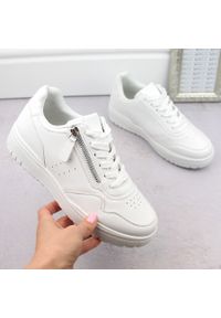 Buty sportowe sneakersy damskie białe McBraun 23233. Kolor: biały. Materiał: skóra ekologiczna. Obcas: na platformie
