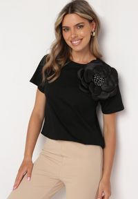 Born2be - Czarny Bawełniany T-shirt z Krótkim Rękawem i Aplikacją w Kształcie Kwiatu z Cyrkoniami Dimantee. Okazja: na co dzień. Kolor: czarny. Materiał: bawełna. Długość rękawa: krótki rękaw. Długość: krótkie. Wzór: aplikacja, kwiaty. Styl: klasyczny, casual