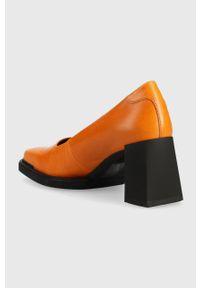 Vagabond Shoemakers czółenka skórzane Edwina kolor pomarańczowy na słupku. Kolor: pomarańczowy. Materiał: skóra. Obcas: na słupku. Wysokość obcasa: średni #4