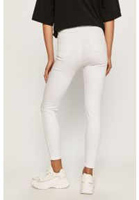 ANSWEAR - Answear - Jeansy Answear Lab. Kolor: biały. Materiał: jeans. Wzór: gładki. Styl: wakacyjny #3