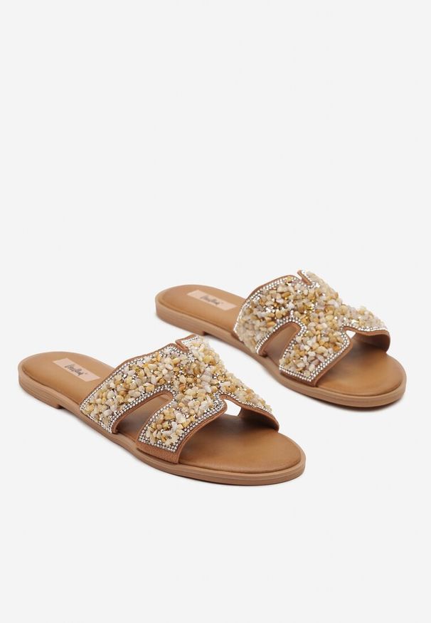 Renee - Brązowe Klapki na Płaskiej Podeszwie Zdobione Wycięciami i Cyrkoniami Nilaraen. Kolor: brązowy. Materiał: jeans. Wzór: aplikacja. Obcas: na płaskiej podeszwie. Styl: elegancki