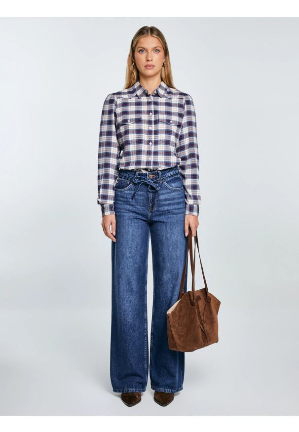 Big-Star - Koszula damska flanelowa w krate granatowo-beżowa Indina 401. Okazja: na co dzień, do pracy. Kolor: niebieski. Materiał: jeans, bawełna, wiskoza, skóra. Wzór: kratka. Styl: casual