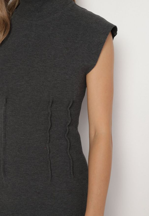 Born2be - Ciemnoszara Sukienka z Prążkowanej Dzianiny o Taliowanym Kroju z Półgolfem Ivarinae. Okazja: na co dzień, na spotkanie biznesowe. Kolor: szary. Materiał: dzianina, prążkowany. Długość rękawa: bez rękawów. Styl: biznesowy, casual, elegancki