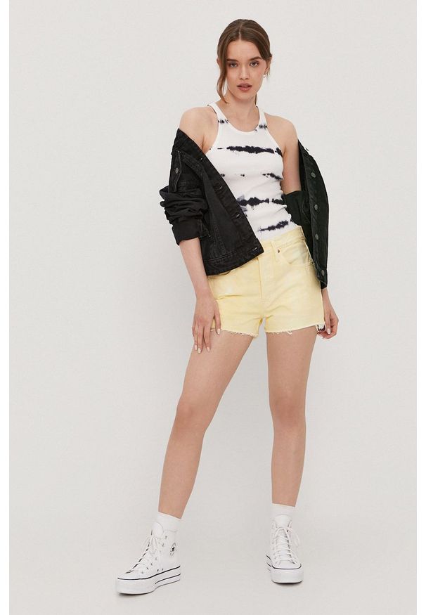 Levi's® - Levi's Szorty jeansowe damskie kolor żółty. Okazja: na spotkanie biznesowe, na co dzień. Kolor: żółty. Materiał: jeans. Wzór: gładki. Styl: biznesowy, casual