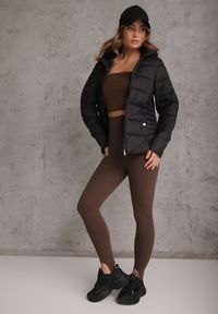 Renee - Czarna Pikowana Kurtka Przejściowa z Kapturem Learithra. Typ kołnierza: kaptur. Kolor: czarny. Materiał: nylon, jeans. Wzór: geometria. Styl: street #7