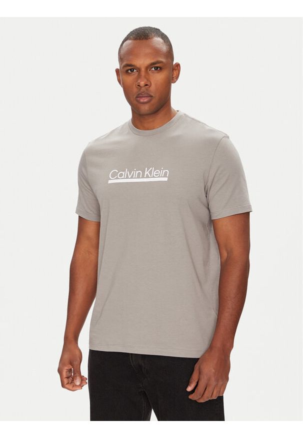 Calvin Klein T-Shirt Outline Tape Graphic LV04RC852G Szary Regular Fit. Kolor: szary. Materiał: bawełna