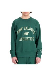 Bluza New Balance MT33550NWG - zielona. Okazja: na co dzień. Typ kołnierza: bez kaptura. Kolor: zielony. Materiał: prążkowany, bawełna. Wzór: napisy. Styl: casual, klasyczny