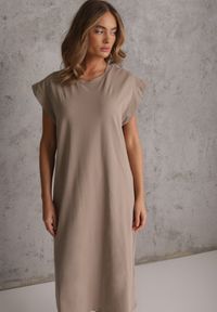 Renee - Ciemnobeżowa Sukienka T-shirtowa z Krótkimi Szerokimi Rękawami Arisea. Okazja: na spotkanie biznesowe. Kolor: beżowy. Długość rękawa: krótki rękaw. Sezon: wiosna, lato. Typ sukienki: proste. Styl: elegancki, biznesowy #3