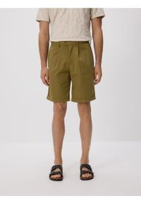 Reserved - Szorty chino regular - oliwkowy. Kolor: oliwkowy. Materiał: bawełna, tkanina #1